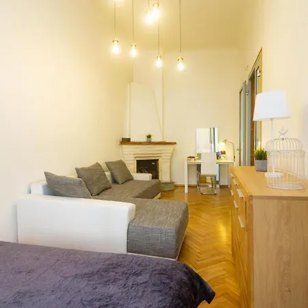 Апартаменты Spacious Old Town 3 Bedroom Flat